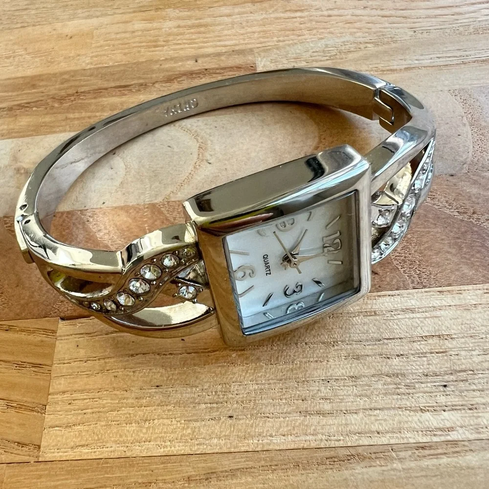 Unbranded ladies square silver tone hinged bangle bracelet watch NEW BATTERY